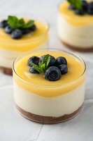 Mini-Zitronen-Cheesecake mit Blaubeeren im Glas