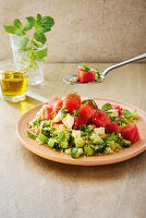 Sommersalat mit Wassermelone, Gurken und Schafskäse