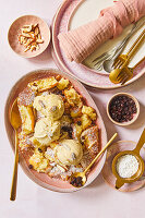 Kaiserschmarrn mit gebrannten Mandeln und Eiscreme