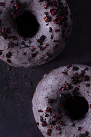 Lila Donuts mit Zuckerglasur und Beerenstreuseln