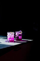 Frühlingscocktails mit Eis und Stiefmütterchenblüten