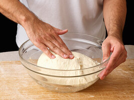 Teig durch Übereinanderfalten kneten