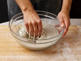 Zutaten für Brotteig nur homogen vermengen