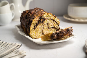 Sauerteig-Babka mit Schokoladen-Nuss-Füllung