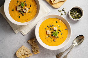 Karotten-Kokossuppe mit Kürbiskernen