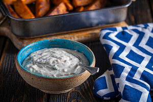 Gorgonzola-Dip zu gebackenen Süßkartoffeln