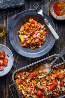 Gebackene Süßkartoffeln mit Kichererbsen, Feta und Tomaten