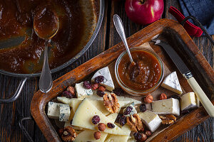 Käseplatte mit Apfel-Kaffee-Konfitüre und Nüssen
