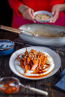 Gebackene Karotten mit Feta-Dip und Pinienkernen