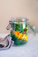 Fermentierte Kapuzinerkresse herstellen