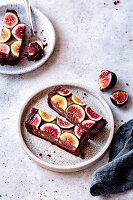 Eine hausgemachte Schokoladen-Feigen-Torte auf hellem Hintergrund