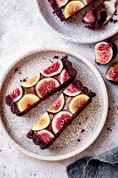 Eine hausgemachte Schokoladen-Feigen-Torte auf hellem Hintergrund