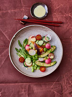 Gartengemüse-Salat mit Miso-Dressing