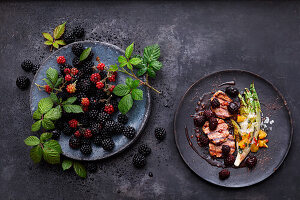 Brombeer-Teriyaki mit Kalbsfilet, gegrillten Salatherzen und Parmesan