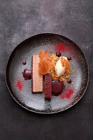 Brombeerschnitten mit Süßholz und weißem Schoko-Eis