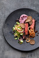 Rostbraten vom Rib-Eye-Steak mit Brombeerstampf und Spitzkohl