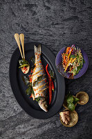 Wolfsbarsch mit Kaffirlimetten-Topping und Thai-Salat