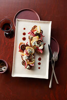 Walnuss-Crostini mit Gorgonzola dolce, Radicchio trevisano und Williams-Christ-Birne