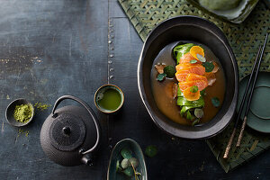 Bandnudeln mit Matchatee und gebeiztem Kurkuma-Lachs