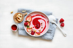 Beerenkaltschale mit Macadamia