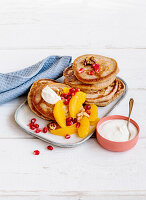 Blinis mit Orangenquark und Granatapfelkernen