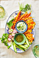 Gegrilltes Gemüse mit Joghurt-Dip und Pesto-Öl