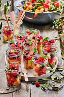 Sommerlicher Obstsalat im Glas