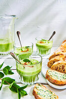 Grüne Sommersuppe