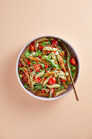 Protein-Nudelsalat mit veganem Hähnchenersatz und Frischkäse