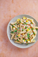 Carbonara-Nudelsalat mit Erbsen und Schinken