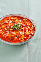 Tomatensuppe mit Orzo und Sojaschnetzel