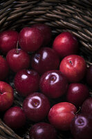 Rote Pflaumen im Korb