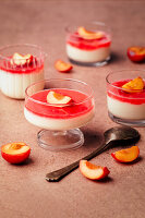 Lemon Posset mit geröstetem Pflaumen-Topping