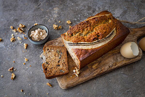 Bananenbrot mit Walnusskernen und Zimtbutter