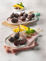 Schokoladen-Beignets mit Mangokompott