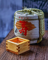 Japanisches Sake-Fässchen mit Holzkästchen