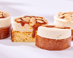 Brioche mit Karamell und Mandelblättchen