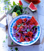 Veganer Tomatensalat mit gegrillter Wassermelone und Minze