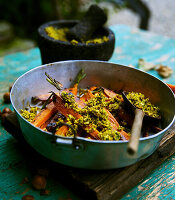 Gegrillte Möhren mit Haselnuss-Basilikum-Bröseln