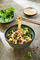 Asiatischer Reisnudelsalat mit Hackfleisch und Gurken