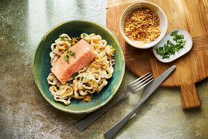 Blumenkohlpasta mit Lachs und Parmesan-Crumble