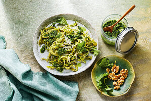 Eiernudeln mit Radieschengrün-Pesto