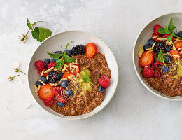 Veganes Schoko-Porridge mit Beeren