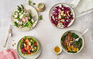 Vier verschiedene Keto-Salate durch die Jahreszeiten