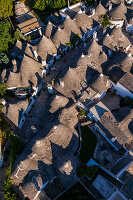 Luftaufnahme des zum UNESCO-Weltkulturerbe gehörenden Trulli-Viertels Rione Monti in Alberobello, Apulien, Italien