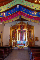 Das Kirchenschiff, der Hauptaltar und das Altarbild der Iglesia Mitad del Mundo in Mitad del Mundo, Ecuador.