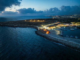 Luftaufnahme der Burg von Paphos und des malerischen, in der Abenddämmerung beleuchteten Hafens mit ruhiger Küstenlinie und ruhigem Meer, Paphos, Paphos, Zypern.