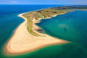 Luftaufnahme der schönen Pointe D'Agon und des ruhigen Havre De Regneville mit Sandstrand und blauem Meer, Manche, Normandie, Frankreich.