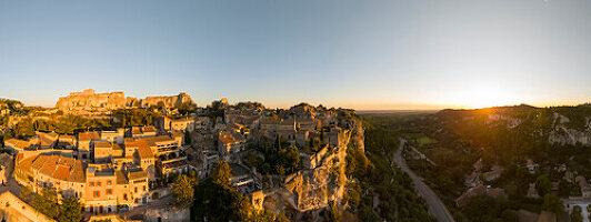 Luftaufnahme eines malerischen mittelalterlichen Dorfes mit Steinhäusern bei Sonnenuntergang, Les Baux-de-Provence, Bouches-du-Rhone, Frankreich.