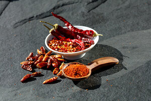 Getrocknete Chilischoten, Chiliflocken und Chilipulver